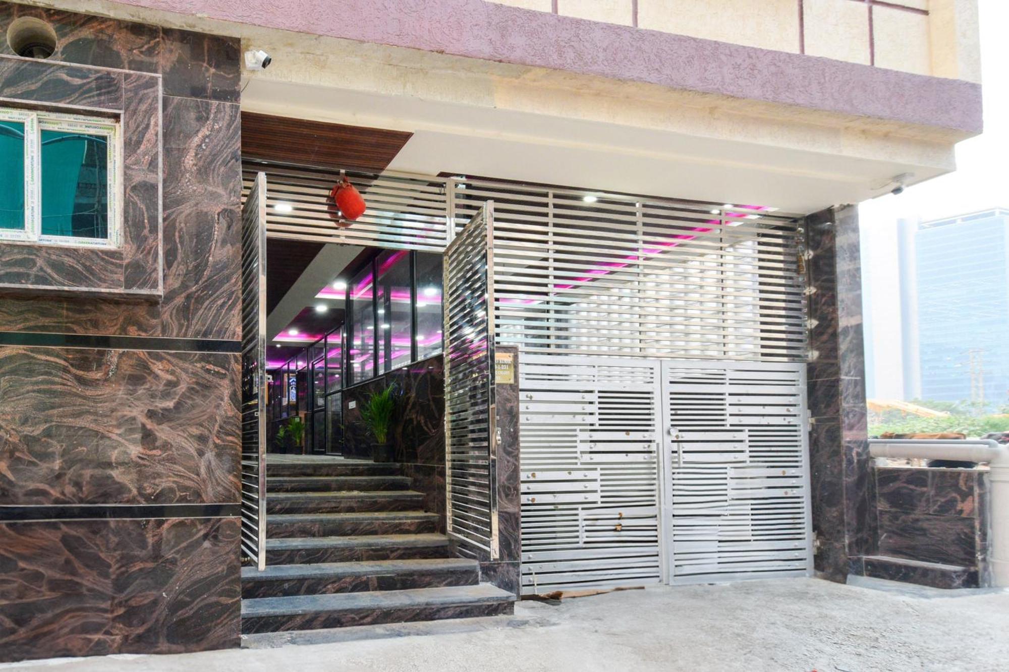 Super Townhouse Kokapet Formerly Aarian Tej Nilayam Gundipet Esterno foto