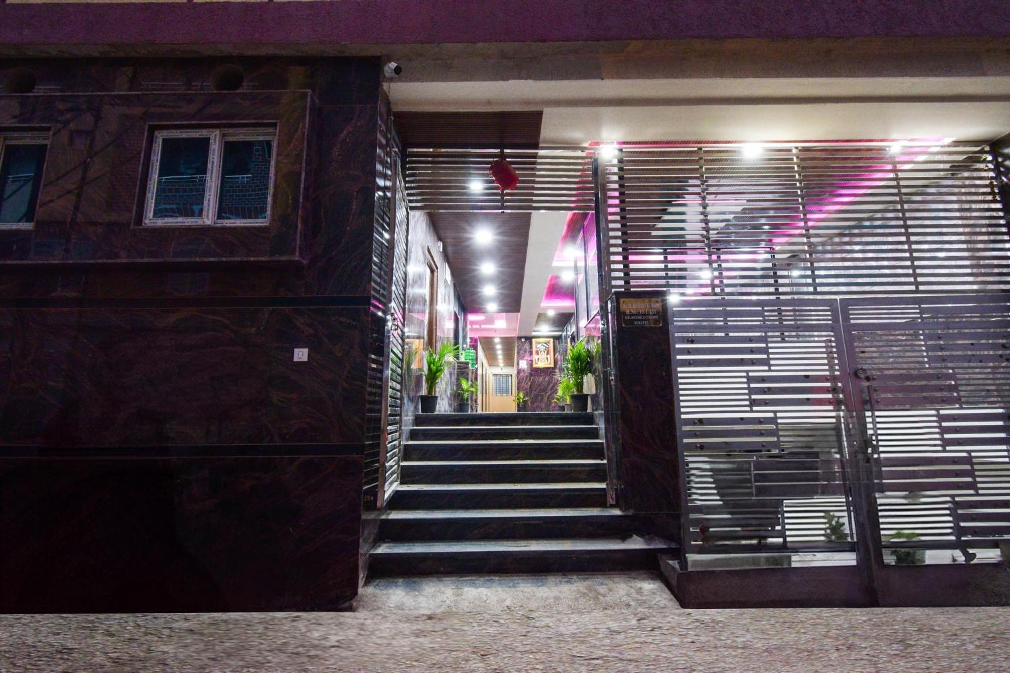 Super Townhouse Kokapet Formerly Aarian Tej Nilayam Gundipet Esterno foto