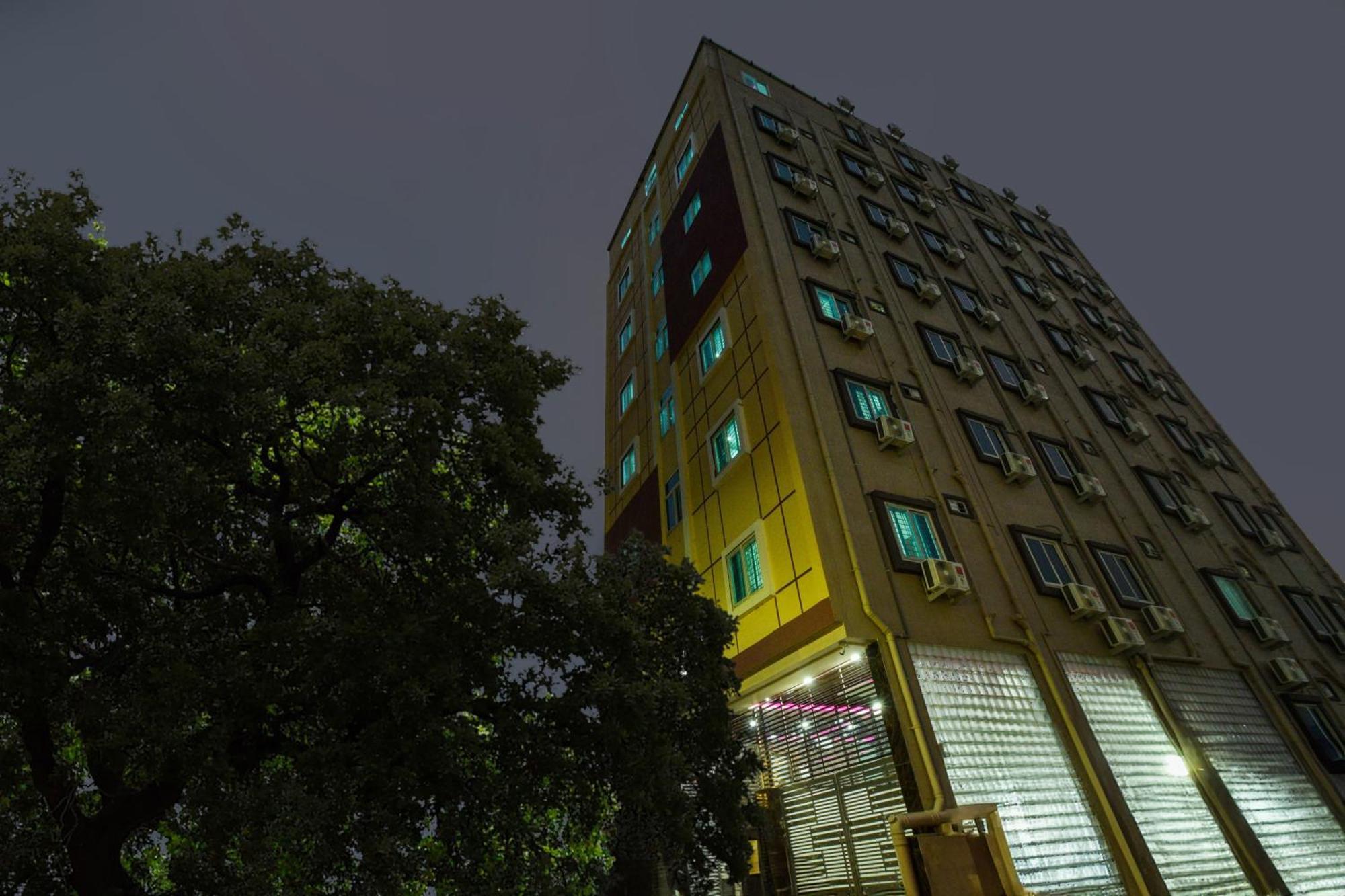 Super Townhouse Kokapet Formerly Aarian Tej Nilayam Gundipet Esterno foto