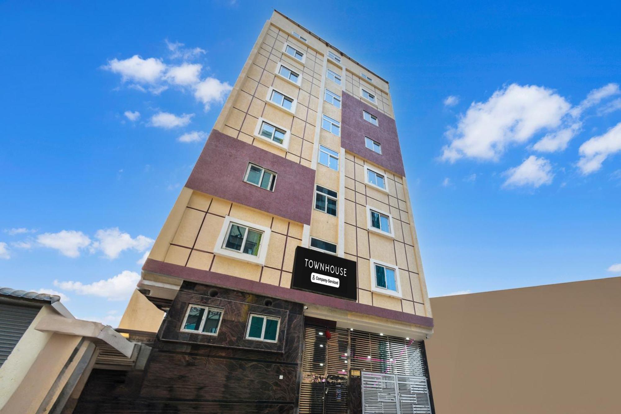 Super Townhouse Kokapet Formerly Aarian Tej Nilayam Gundipet Esterno foto