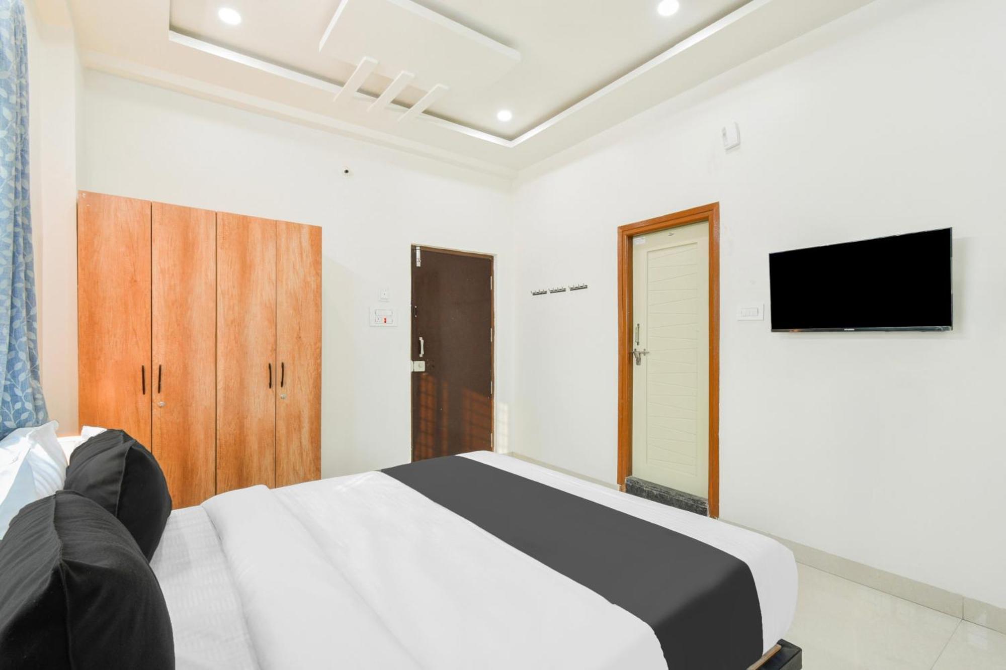 Super Townhouse Kokapet Formerly Aarian Tej Nilayam Gundipet Esterno foto