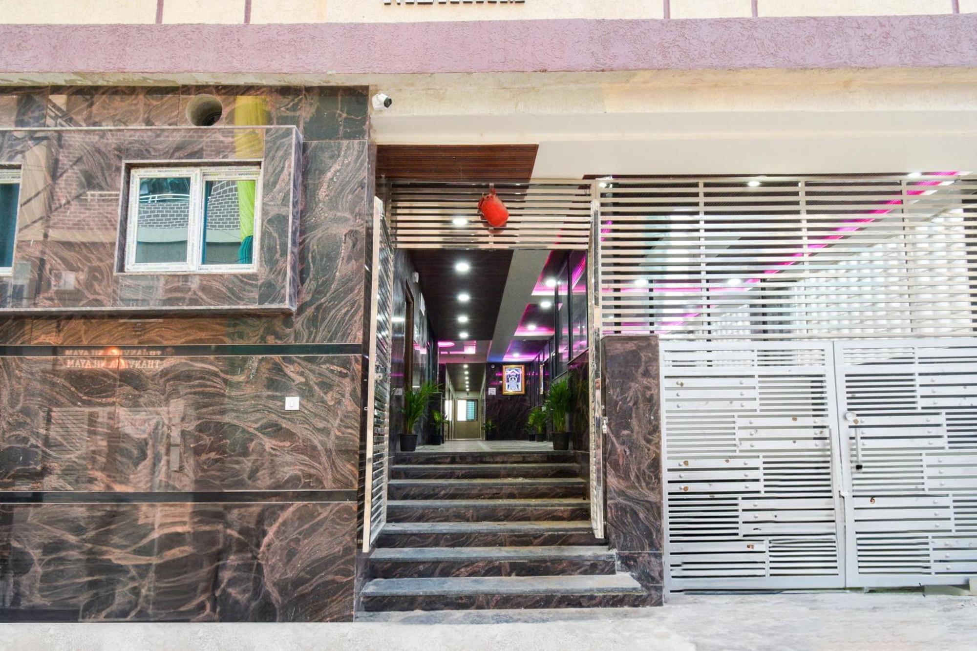 Super Townhouse Kokapet Formerly Aarian Tej Nilayam Gundipet Esterno foto