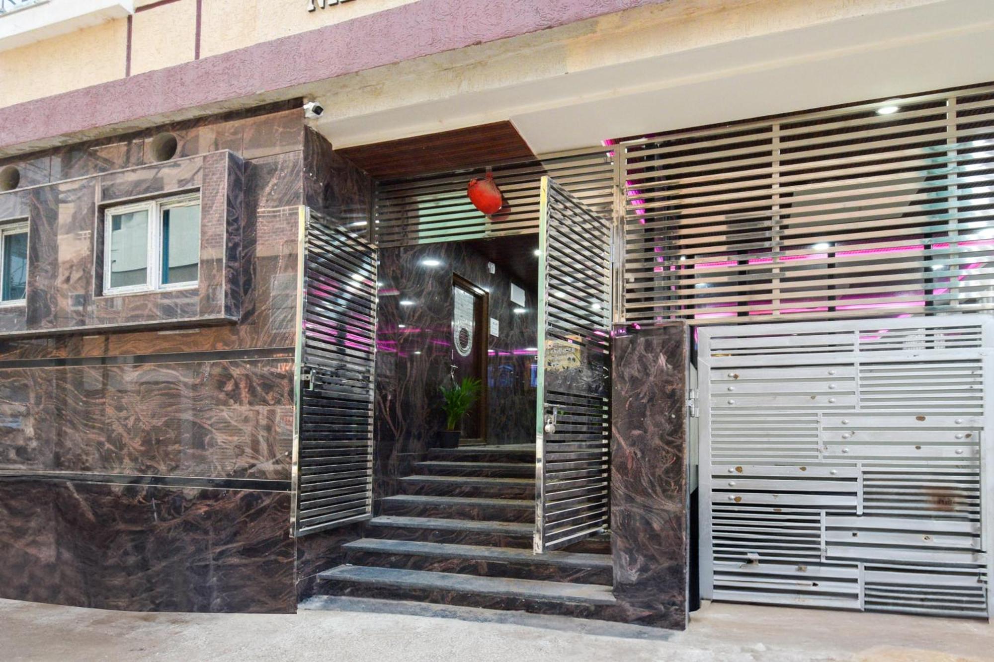 Super Townhouse Kokapet Formerly Aarian Tej Nilayam Gundipet Esterno foto