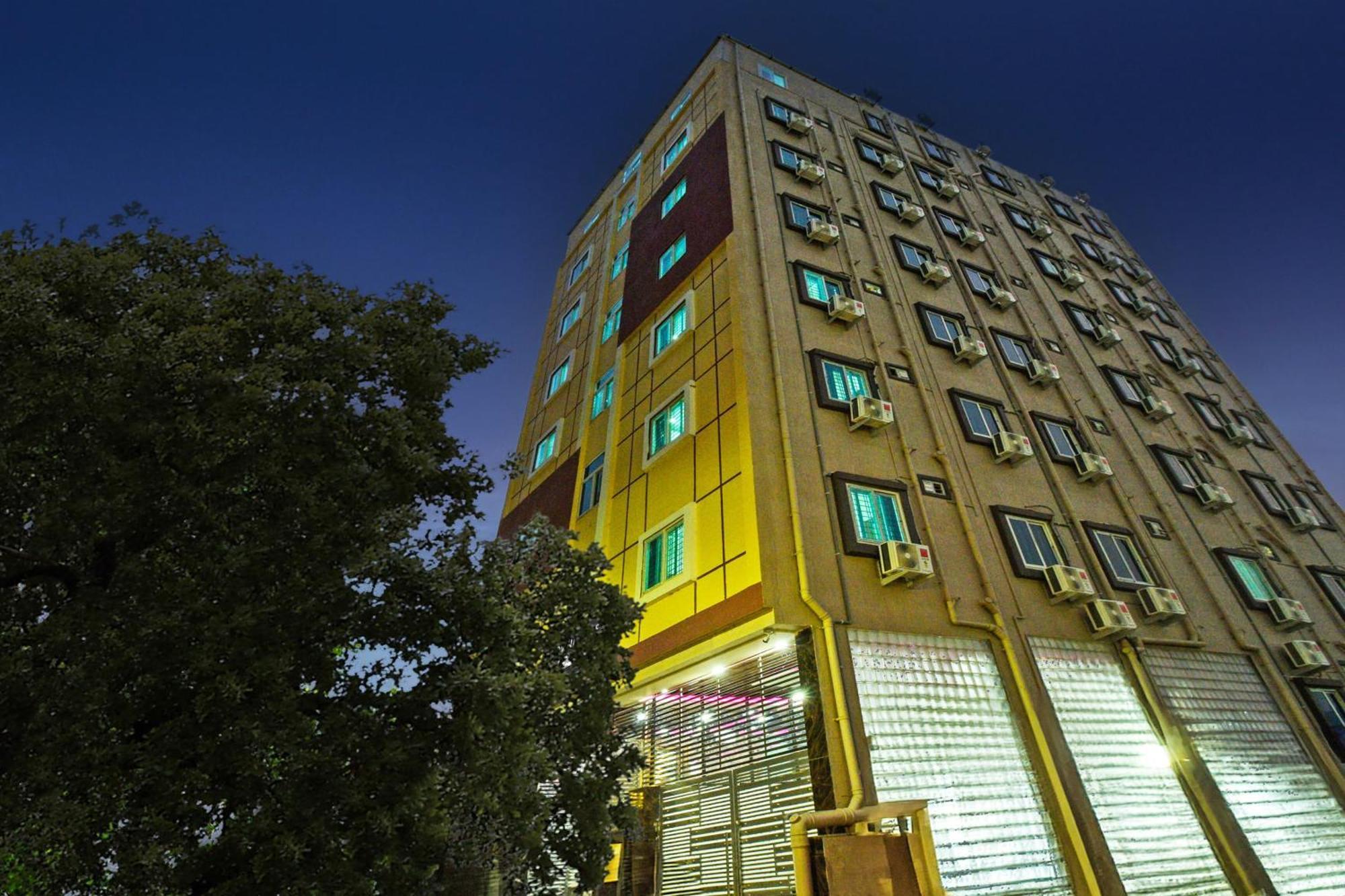 Super Townhouse Kokapet Formerly Aarian Tej Nilayam Gundipet Esterno foto