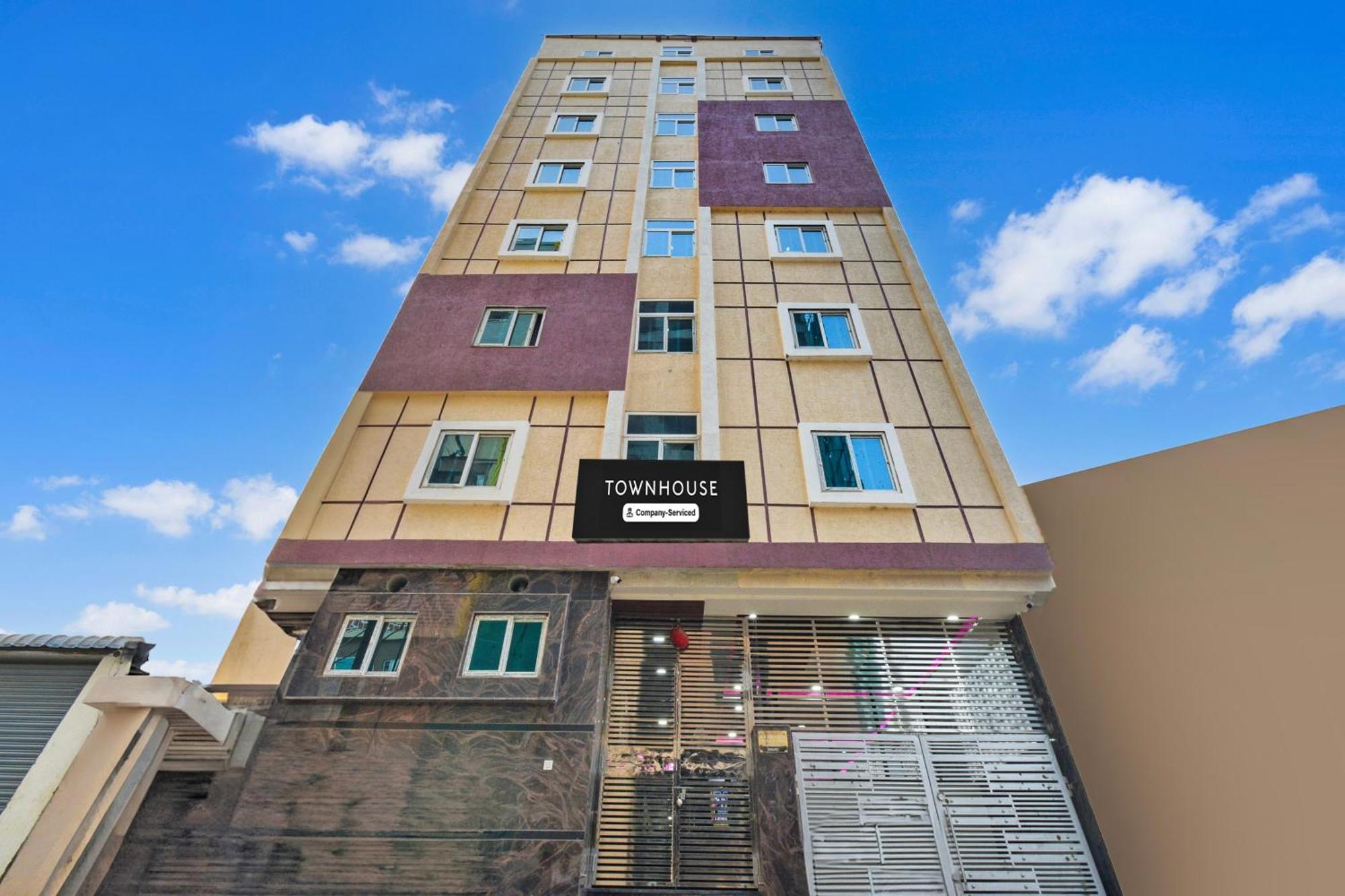 Super Townhouse Kokapet Formerly Aarian Tej Nilayam Gundipet Esterno foto