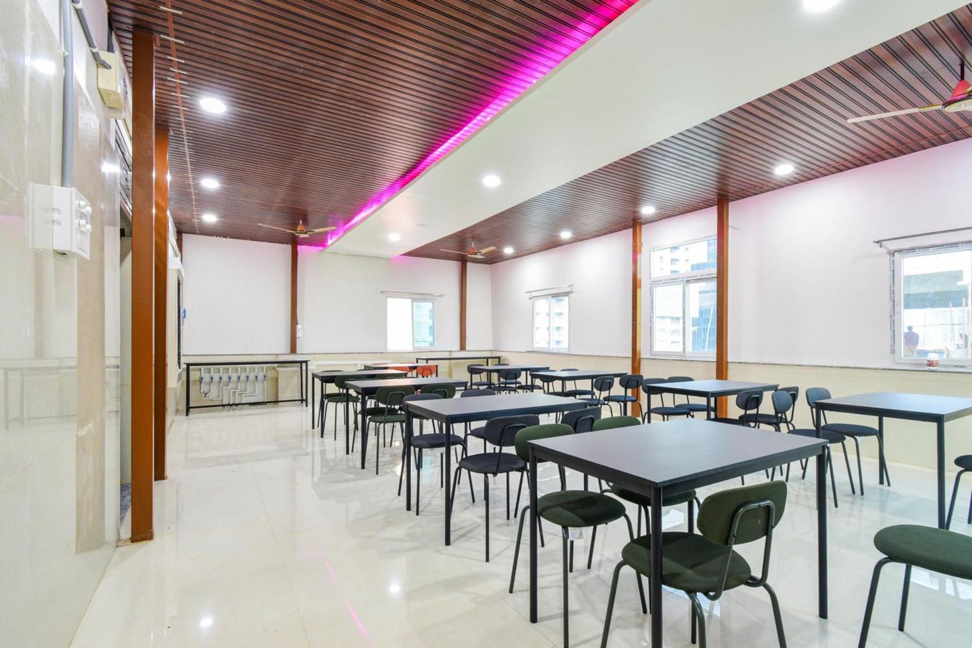 Super Townhouse Kokapet Formerly Aarian Tej Nilayam Gundipet Esterno foto