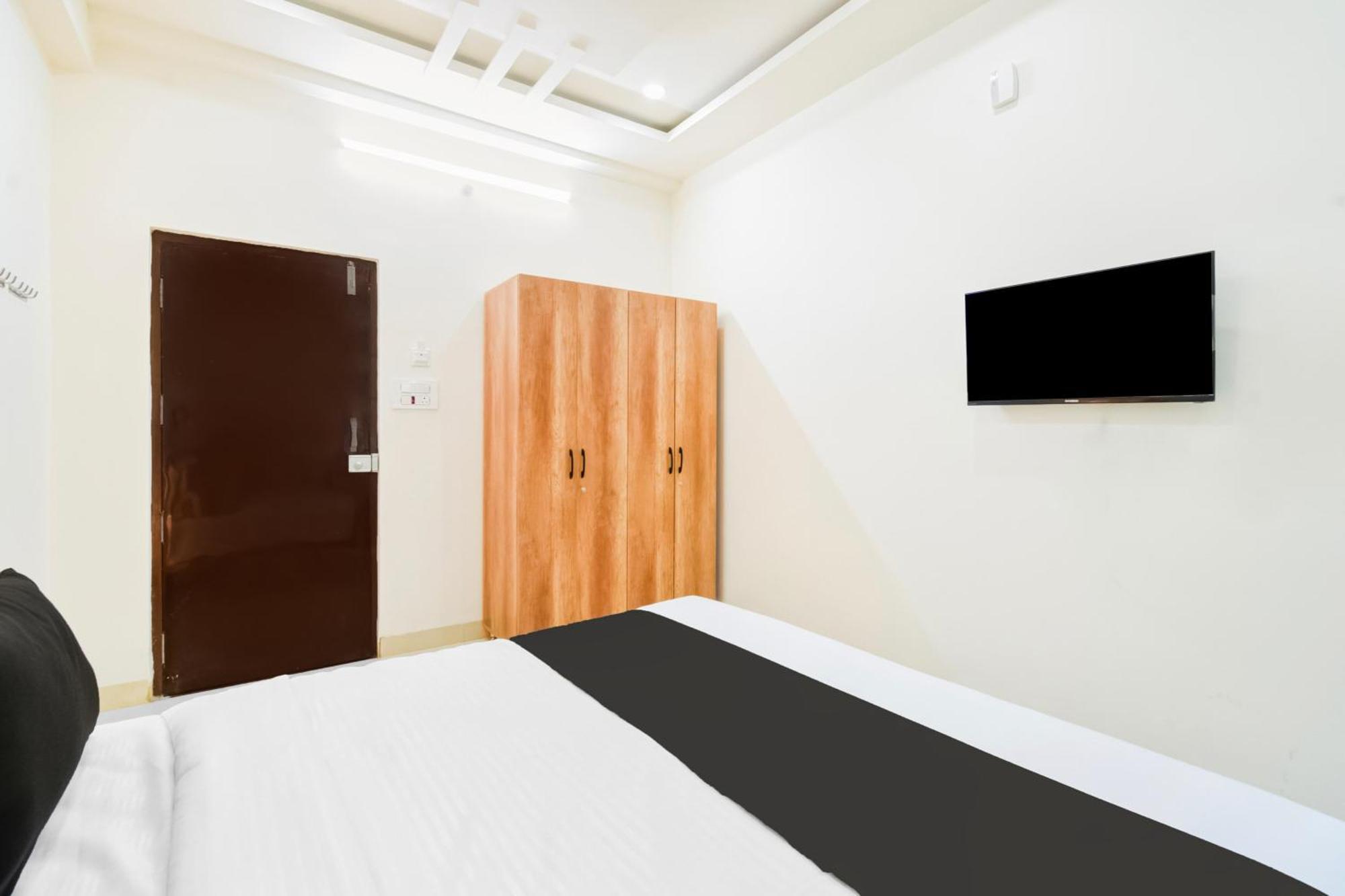 Super Townhouse Kokapet Formerly Aarian Tej Nilayam Gundipet Esterno foto