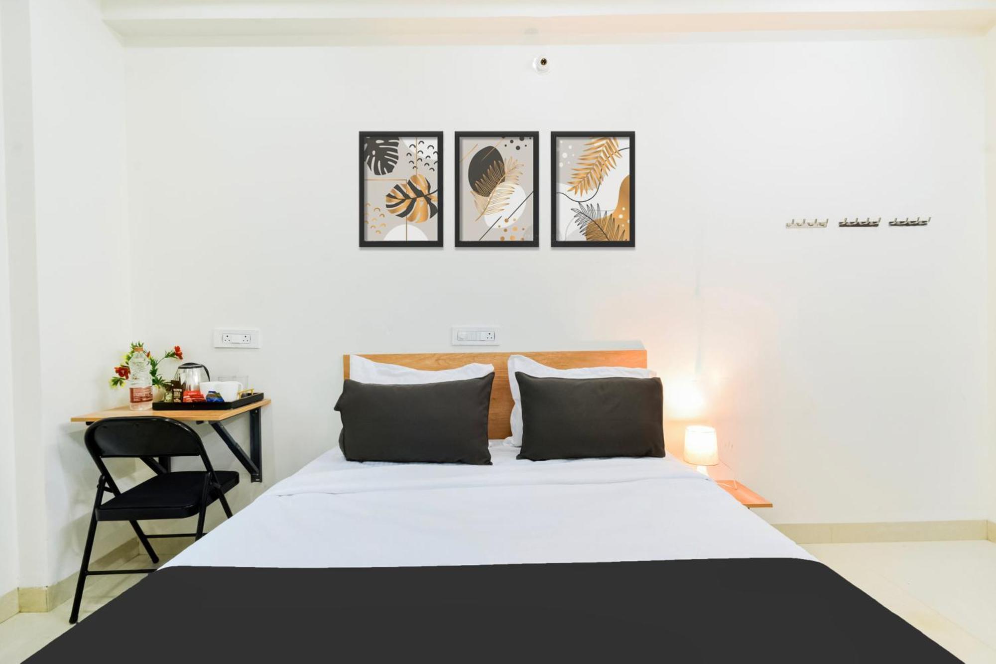 Super Townhouse Kokapet Formerly Aarian Tej Nilayam Gundipet Esterno foto