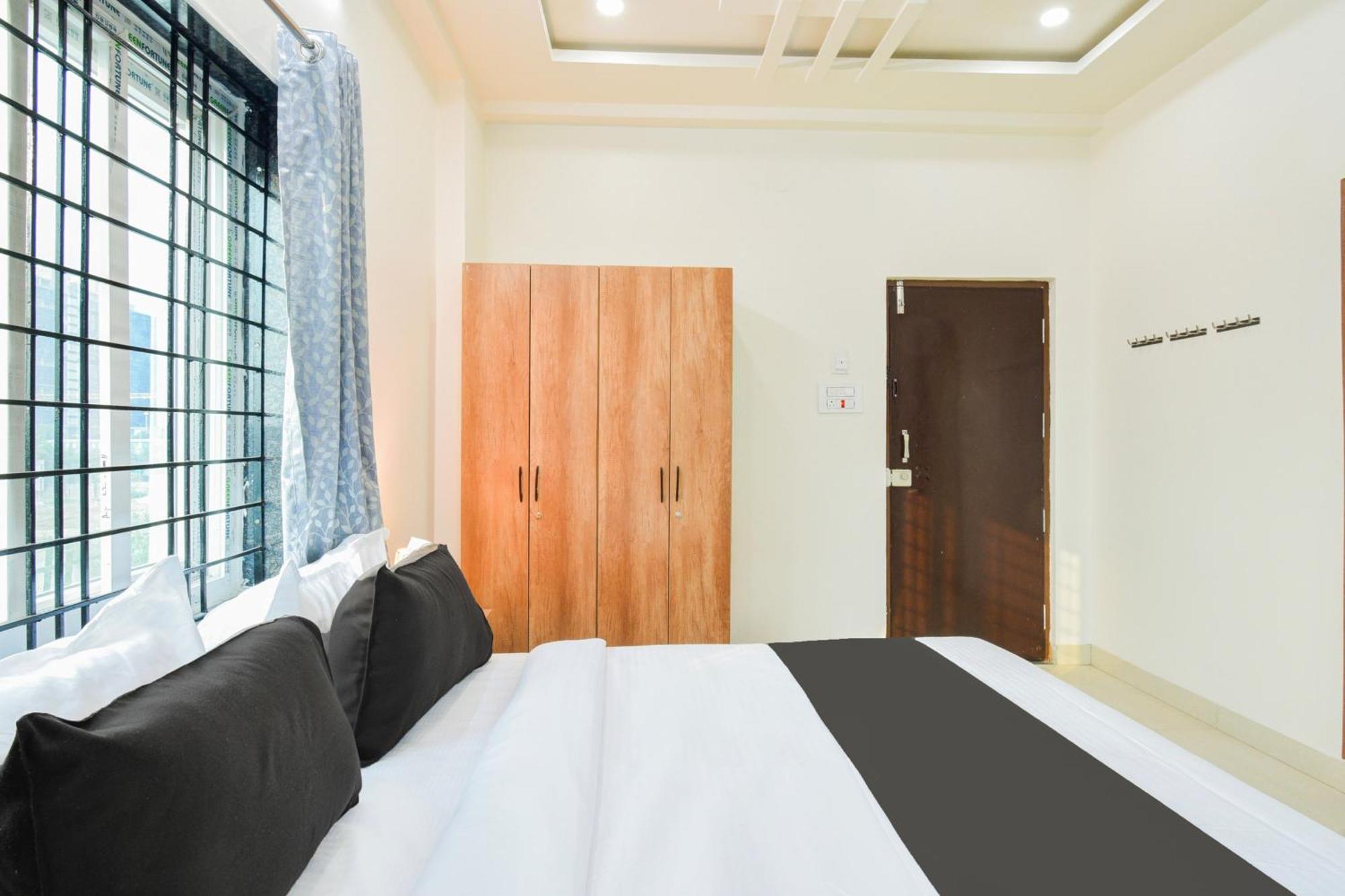 Super Townhouse Kokapet Formerly Aarian Tej Nilayam Gundipet Esterno foto
