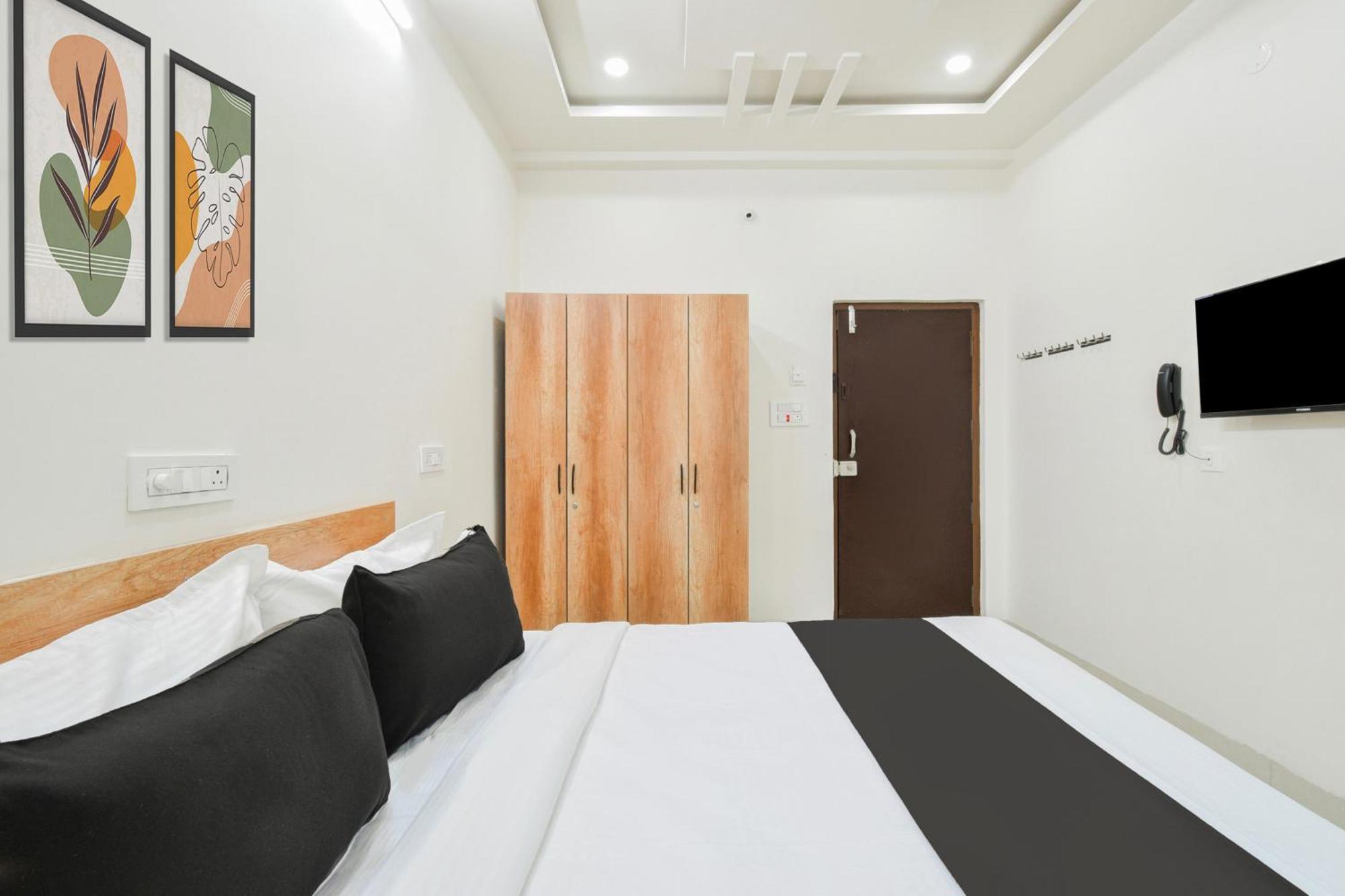 Super Townhouse Kokapet Formerly Aarian Tej Nilayam Gundipet Esterno foto