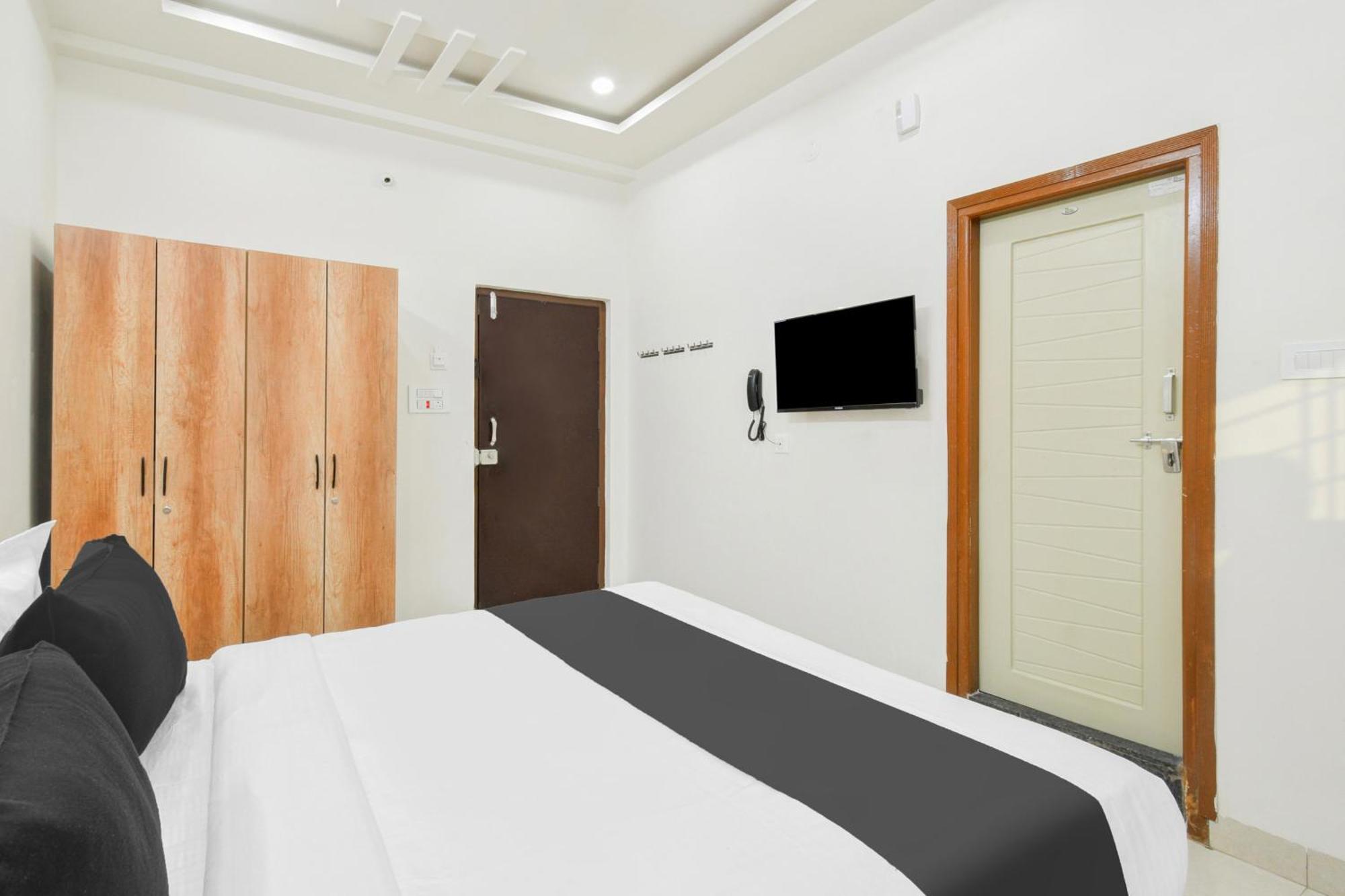 Super Townhouse Kokapet Formerly Aarian Tej Nilayam Gundipet Esterno foto