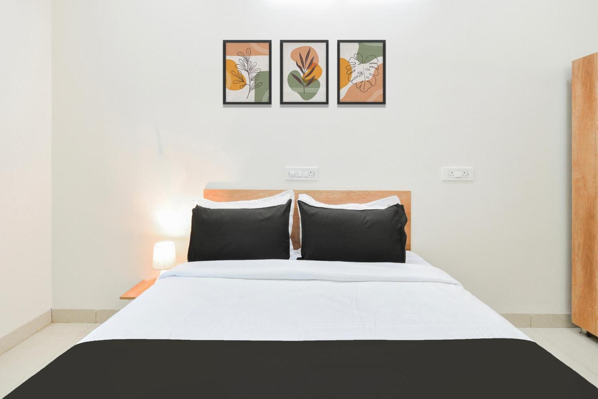 Super Townhouse Kokapet Formerly Aarian Tej Nilayam Gundipet Esterno foto