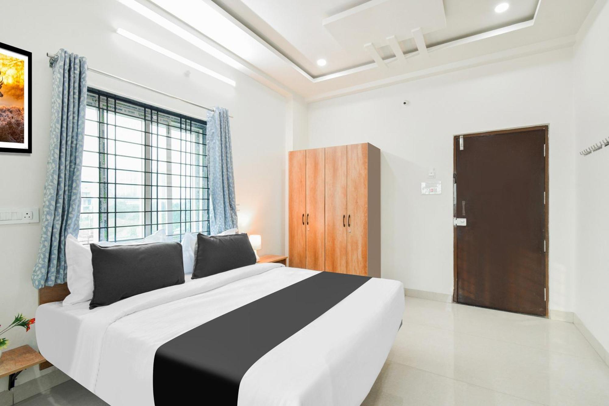 Super Townhouse Kokapet Formerly Aarian Tej Nilayam Gundipet Esterno foto